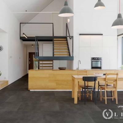 Cozinha moderna com bancada e mesa de madeira clara e chão em azulejo cinza escuro