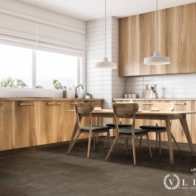 Cozinha moderna com móveis em madeira clara e chão cinzento texturizado.