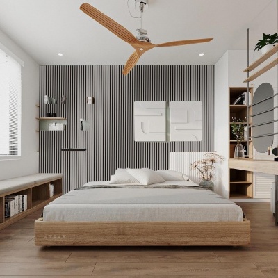 Quarto minimalista com cama de madeira clara e parede de riscas verticais