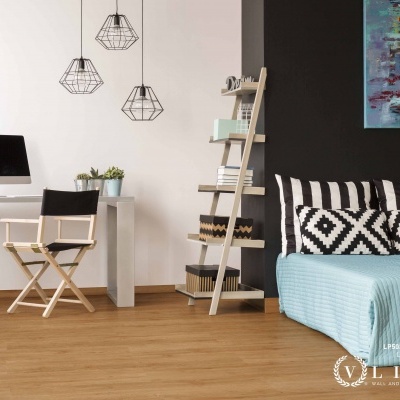 Sala moderna com chão de madeira, mesa branca, computador, cadeira de madeira preta, estante inclinada, sofá azul com almofadas geométricas pretas e brancas e quadro colorido