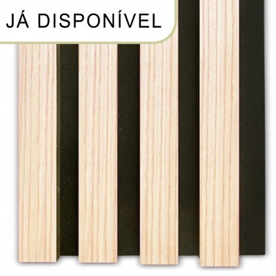 Ripado de madeira clara sobre fundo preto com texto Já disponível
