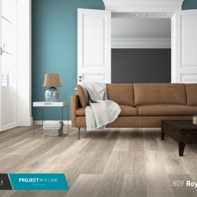 Pavimento laminado Royal Oak castanho claro em sala moderna com sofá castanho