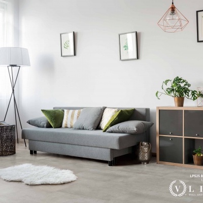 Sala de estar com sofá cinza, almofadas verdes e tapete branco felpudo