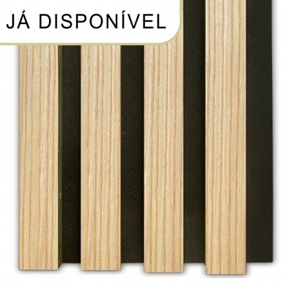 Painéis decorativos em madeira clara com texto JÁ DISPONÍVEL