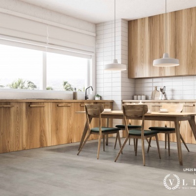 Cozinha moderna com móveis de madeira clara e mesa com cadeiras de madeira