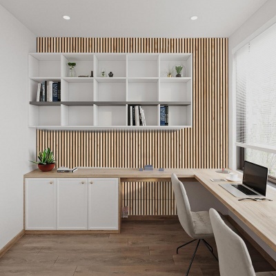 Escritório moderno com móveis em madeira clara e branco, estante com livros e plantas, secretária em L com cadeiras cinza.