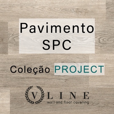 Pavimento SPC Coleção PROJECT com logótipo VLINE em pavimento de madeira clara