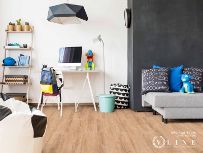 Quarto infantil com mobiliário branco, piso de madeira clara e decoração moderna.