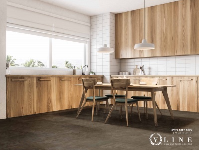 Cozinha moderna com móveis em madeira clara e chão cinzento texturizado.