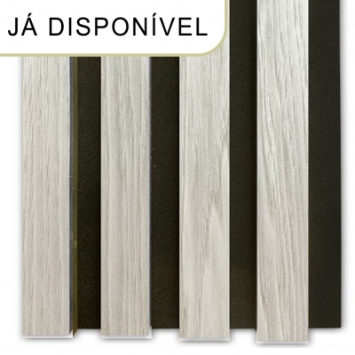 Tábuas de madeira clara com textura em fundo escuro e texto JÁ DISPONÍVEL