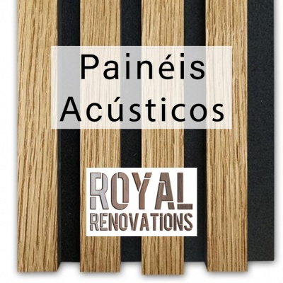 Painéis acústicos de madeira clara com base preta e texto informativo