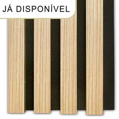 Painéis decorativos em madeira clara com texto JÁ DISPONÍVEL