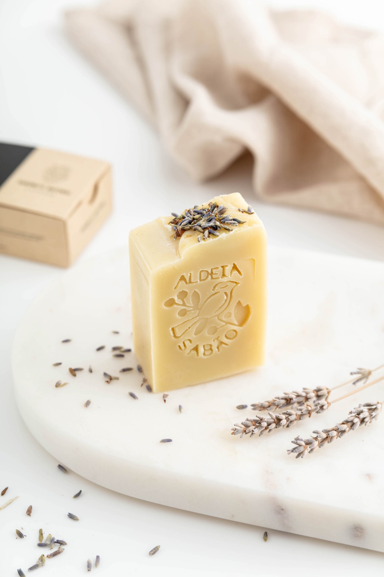 Sabonete Lavanda Sabonete quadrado com selo ALDEIA SABÃO, flores secas de lavanda, placa de mármore e embalagem castanha