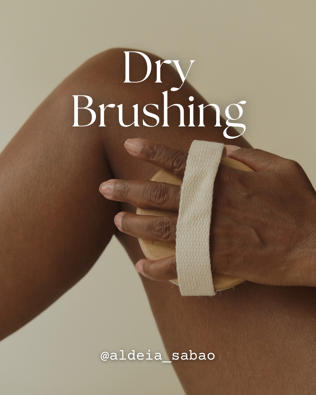 Pessoa com escova de madeira e alça bege na mão para esfoliação seca na perna