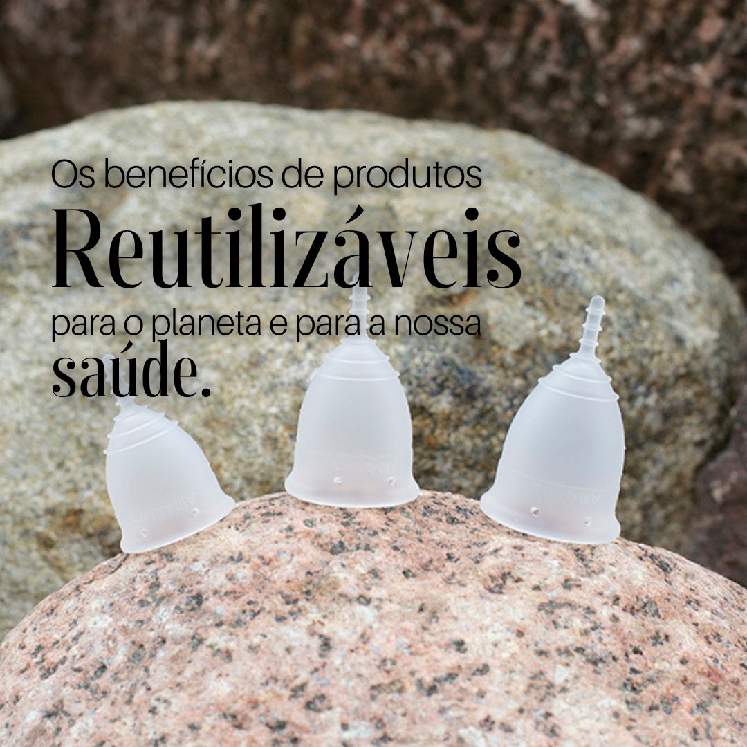 Porquê usar pensos reutilizáveis ou copo menstrual Três copos menstruais reutilizáveis sobre pedra com texto em português ao fundo