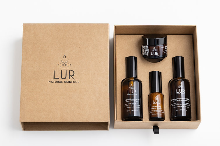 Pack 4 produtos Well-Aging (tamanho viagem) Conjunto de cuidados de pele LUR em caixa de cartão castanha com frascos escuros e tampas pretas