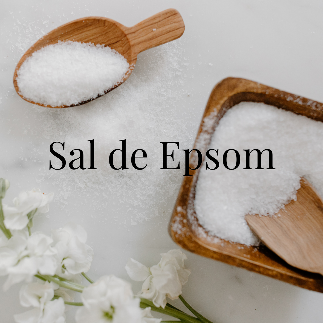 Sal de Epsom em recipientes de madeira com flores brancas ao lado