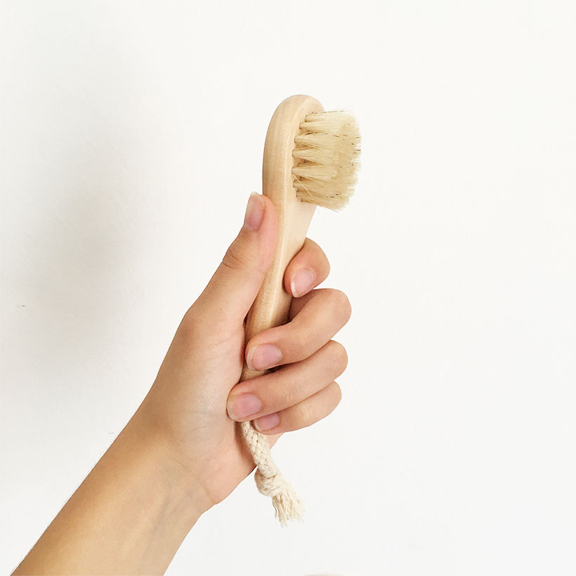 Escova de Limpeza Facial Escova de madeira clara com cerdas naturais e cordão para pendurar