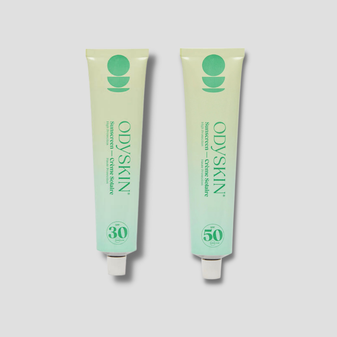 Protetor Solar Odyskin Dois tubos de creme ODYSKIN verde em fundo cinza claro