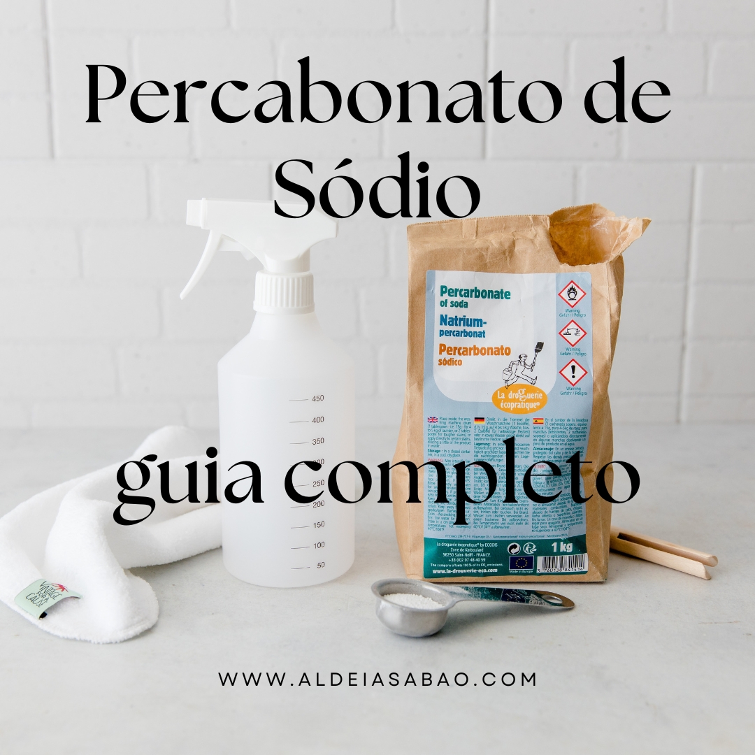 Pacote de Percarbonato de Sódio com frasco de spray, colher, toalha e palitos em superfície clara