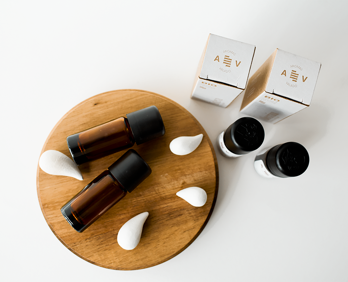 Frascos e embalagens de produtos sobre suporte redondo de madeira