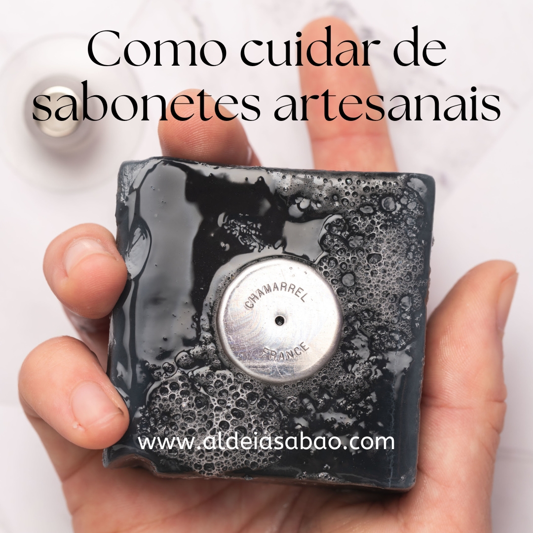 Mão segurando sabonete preto artesanal com espuma e texto explicativo em português