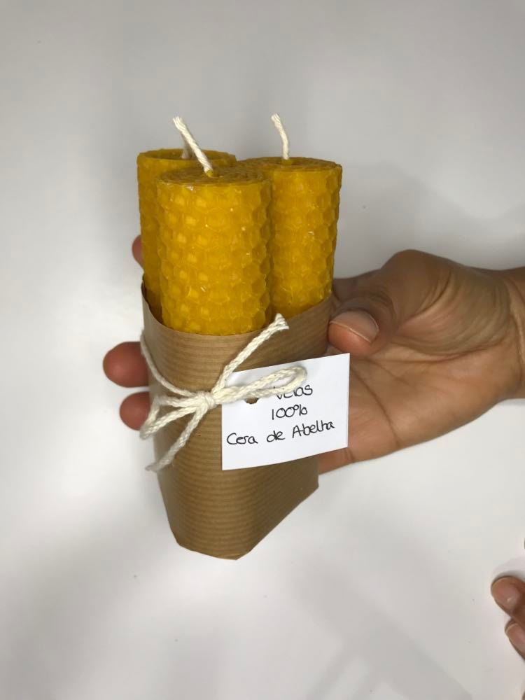 Velas de cera de abelha (conjunto 3) Três velas de cera de abelha amarelas amarradas com fio branco e papel castanho, com etiqueta escrita à mão