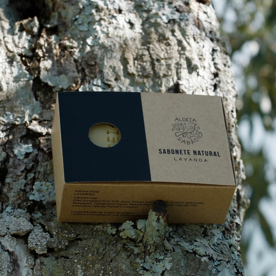 Sabonete Lavanda Embalagem de sabonete natural de lavanda sobre casca de árvore