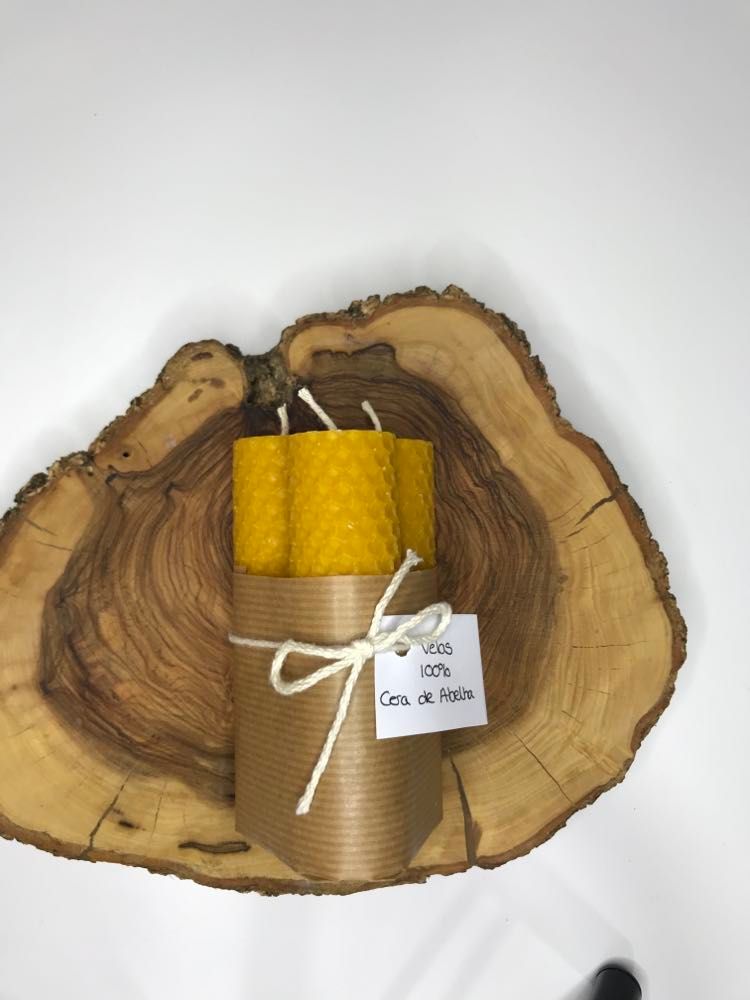 Velas de cera de abelha (conjunto 3) Velas de cera de abelha amarelas texturizadas embaladas em papel castanho sobre madeira