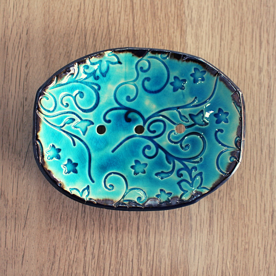 Saboneteira cerâmica azul 2 Saboneteira cerâmica azul com padrão floral em relevo