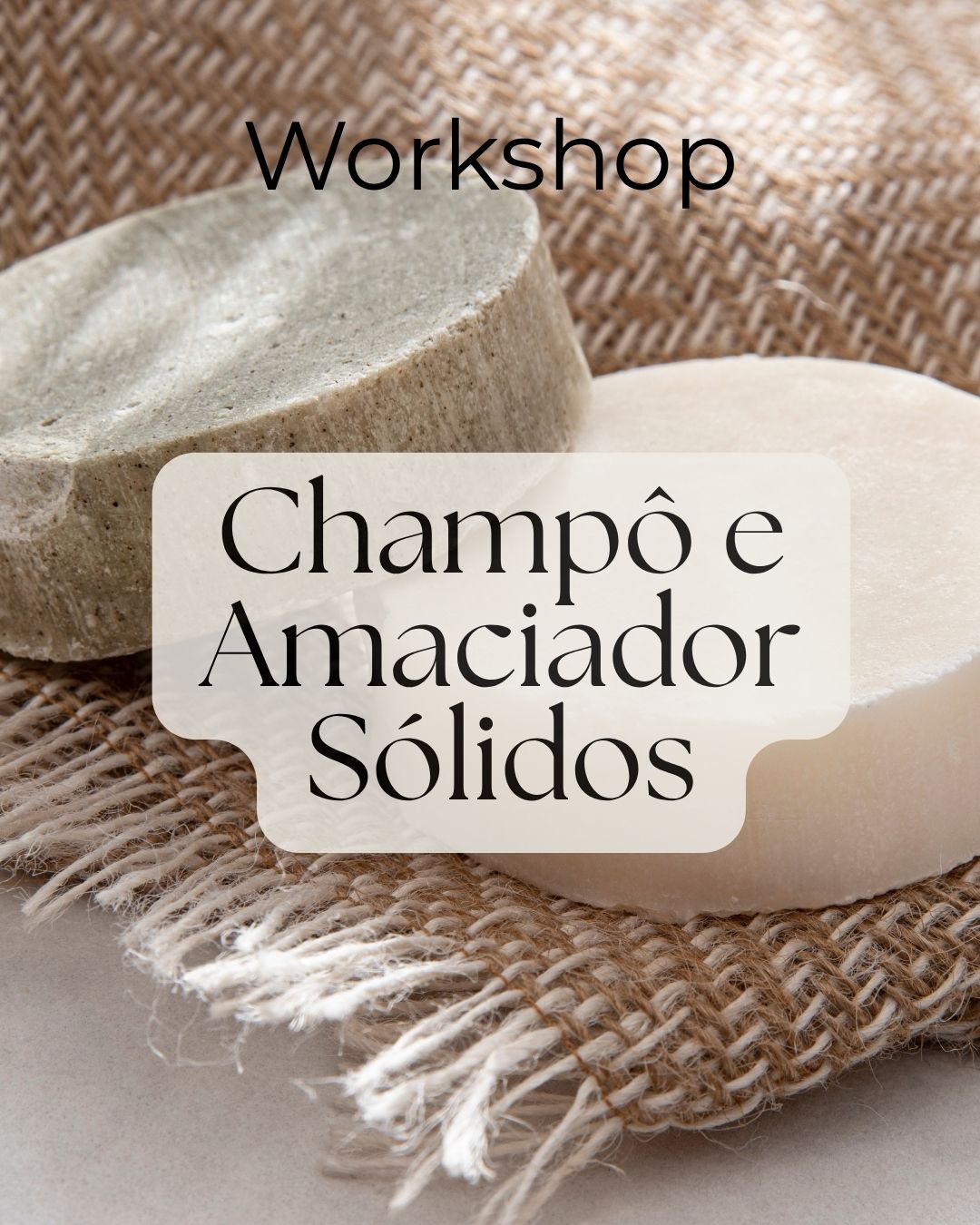 Duas barras sólidas de champô e amaciador sobre tecido rústico