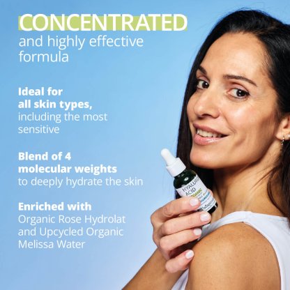 Ácido Hialurónico - La Saponaria Mulher a segurar frasco conta-gotas de sérum com texto promocional ao fundo