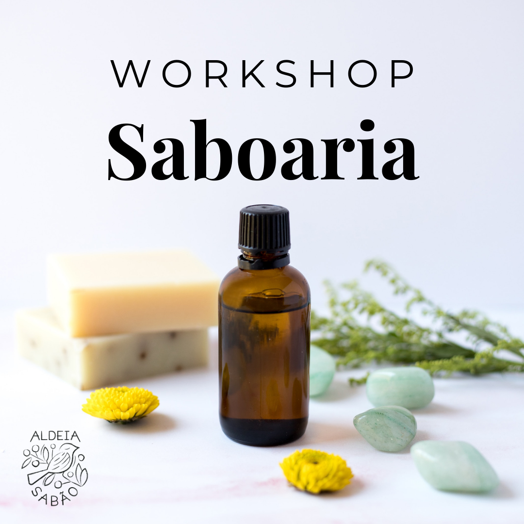 Frasco âmbar, sabões, pedras verdes, flores amarelas, texto workshop saboaria