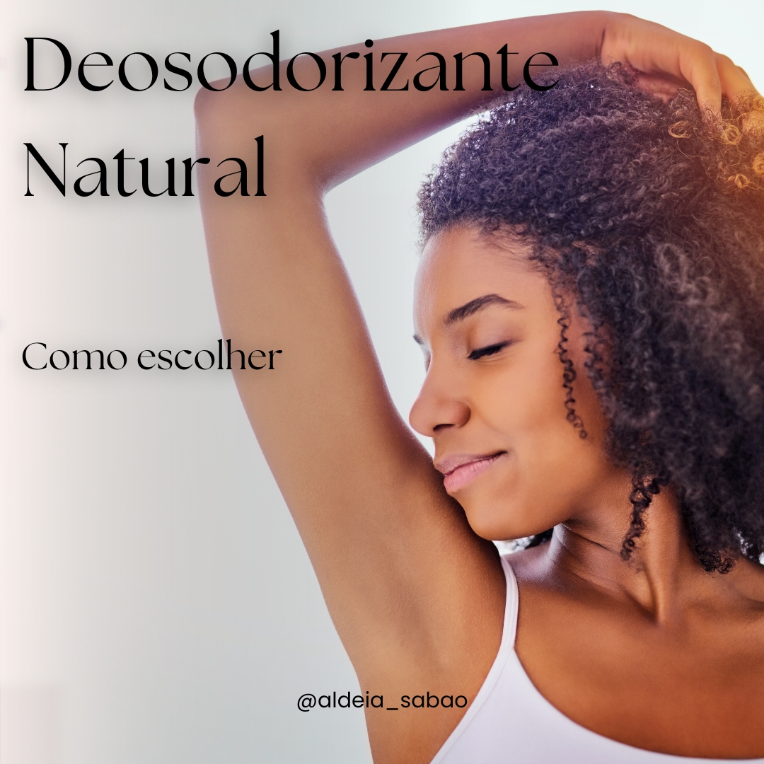 Mulher com regata branca mostrando axila limpa com texto sobre desodorizante natural