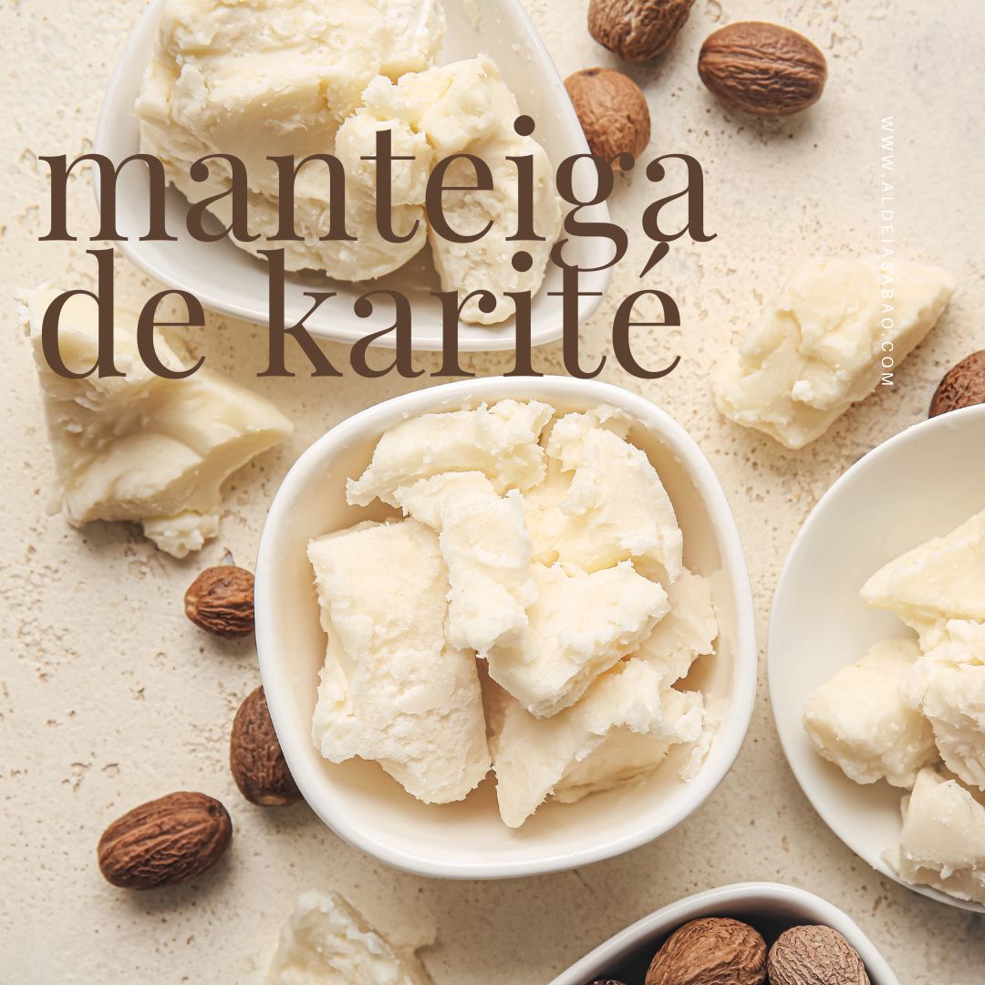 Manteiga de karité em tigelas e nozes de karité sobre superfície clara com texto