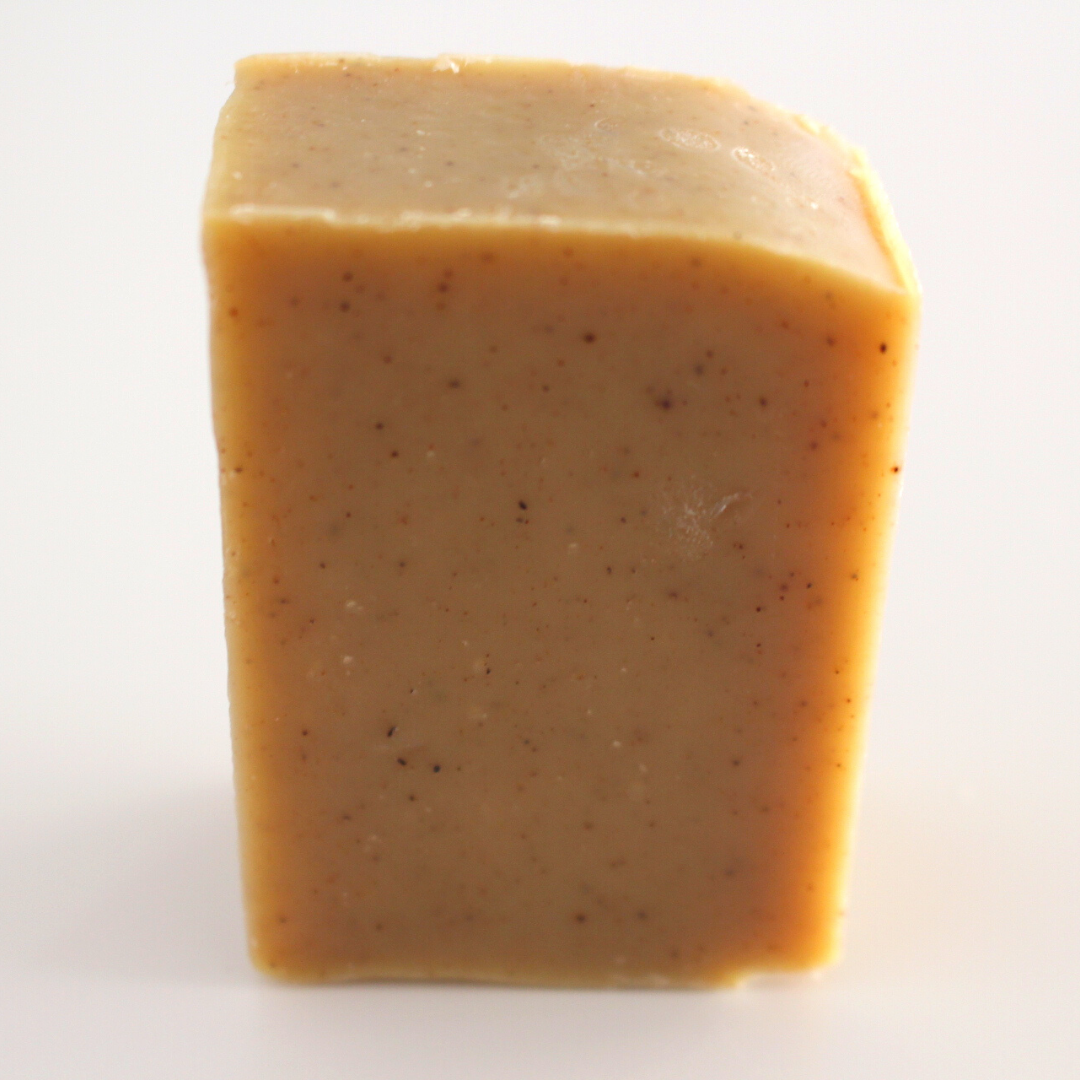 Sabonete Laranja & Canela Bloco sólido bege com manchas escuras em fundo branco