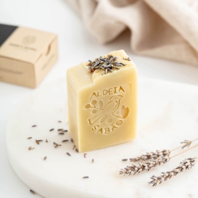 Sabonete quadrado com selo ALDEIA SABÃO, flores secas de lavanda, placa de mármore e embalagem castanha