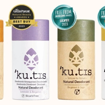 Quatro embalagens de desodorizantes naturais 'ku.tis' em papel reciclado colorido com selos de prémios