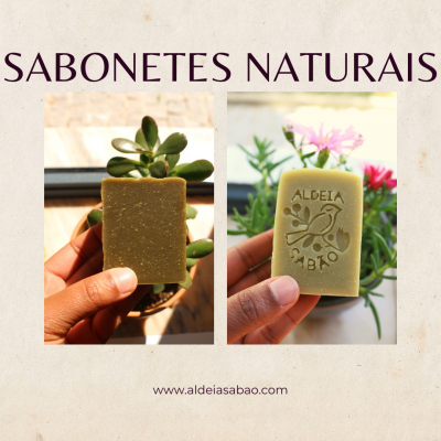 Sabonetes naturais verdes com texto e textura, segurados por mão com plantas ao fundo