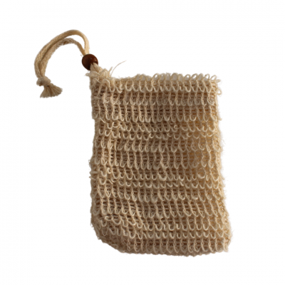 Saco de malha bege com cordão e conta de madeira