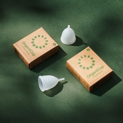 Copos menstruais transparentes OrganiCup com embalagem de papel reciclado castanho