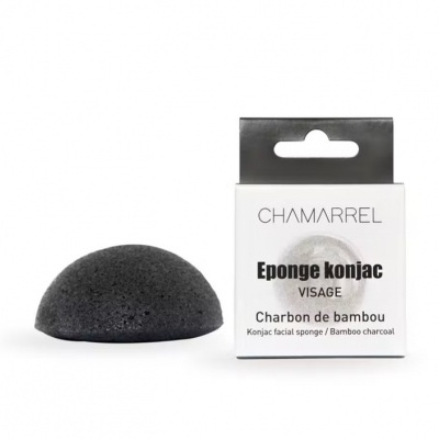 Esponja facial konjac preta e embalagem branca com texto preto