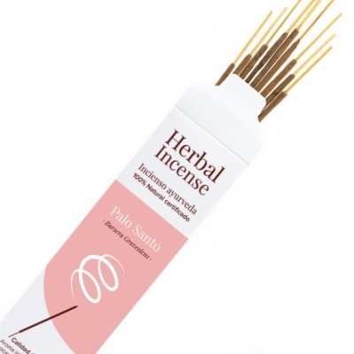 Embalagem de incenso branco com rosa e varetas de incenso marrons