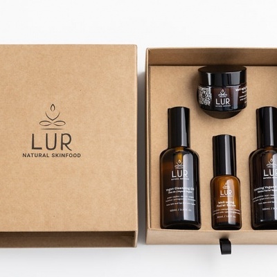 Conjunto de cuidados de pele LUR em caixa de cartão castanha com frascos escuros e tampas pretas