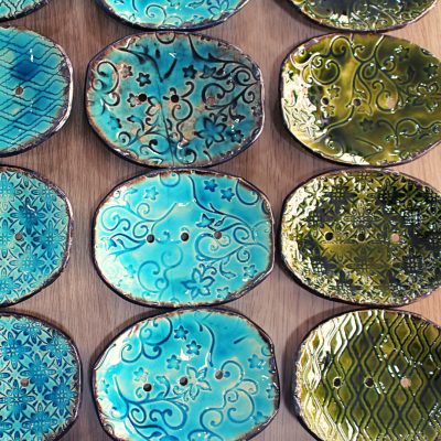 Pratos pequenos de cerâmica azuis e verdes com padrões em relevo