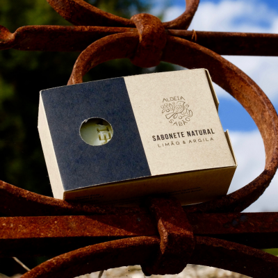 Caixa de sabonete natural limão e argila numa estrutura metálica enferrujada ao ar livre