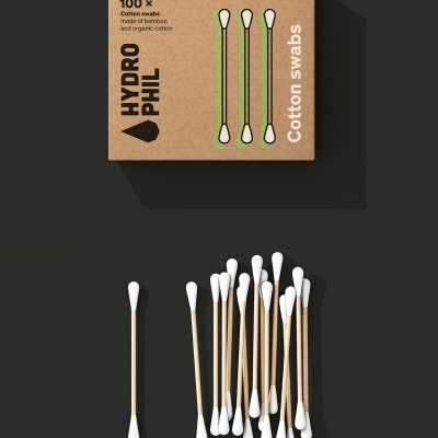 Pacote de cotonetes HYDRO PHIL de bambu com cotonetes organizados em fundo preto