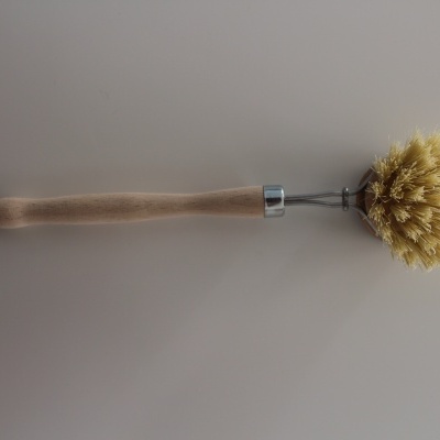 Escova de limpeza com cabo de madeira e cerdas amarelas