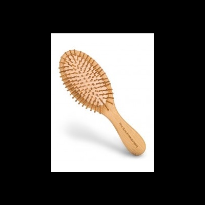 Escova de cabelo de madeira clara com cerdas e cabo gravado