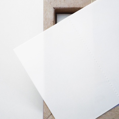 Folhas de papel branco sobre caixa de cartão castanho